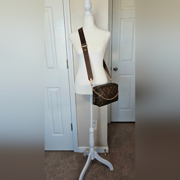 Authentic LOUIS VUITTON Trousse De Toilette 23 Crossbody Bag - Picture 12 of 13